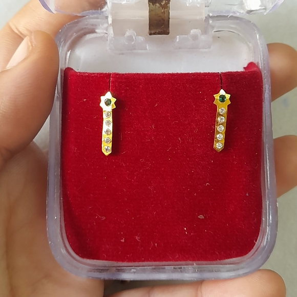 Beautiful new flower desine studs - Picture 4 of 16